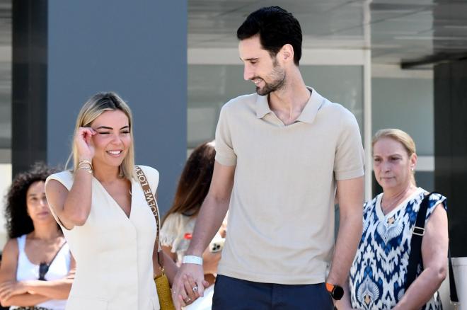 Sergio Rico, junto a su esposa Alba Silva, abandona el hospital (Foto: Kiko Hurtado).