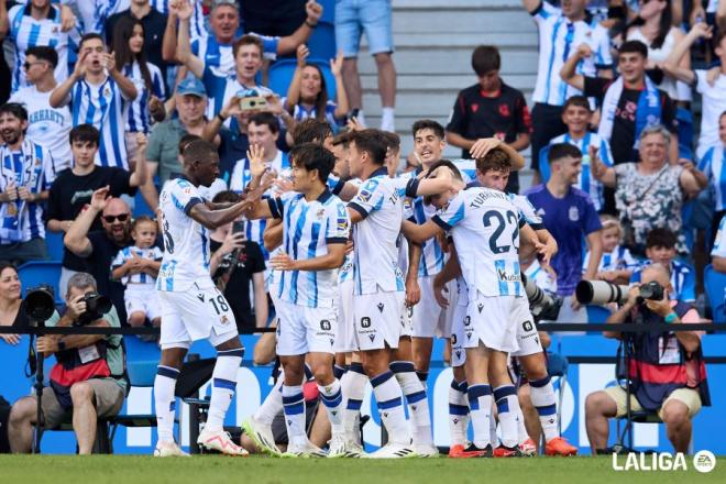 Los jugadores de la Real Sociedad celebran el gol de Barrenetxea (Foto: LALIGA).