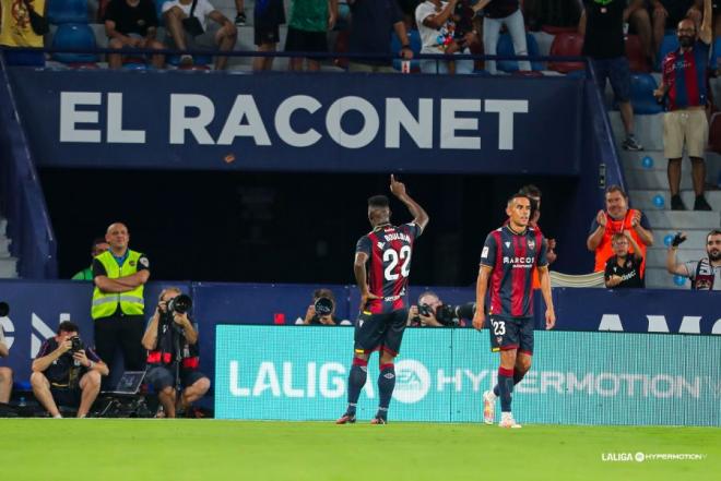 Bouldini celebra su gol en el Levante - Burgos (Foto: LALIGA).