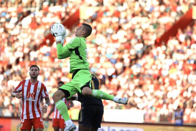 Andriy Lunin atrapa un balón en el Almería-Real Madrid (Foto: Cordon Press).