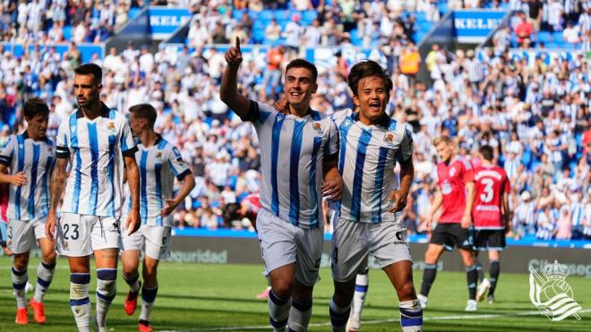 Kubo y Barrene celebran el gol txuri urdin. (Foto: Real Sociedad).