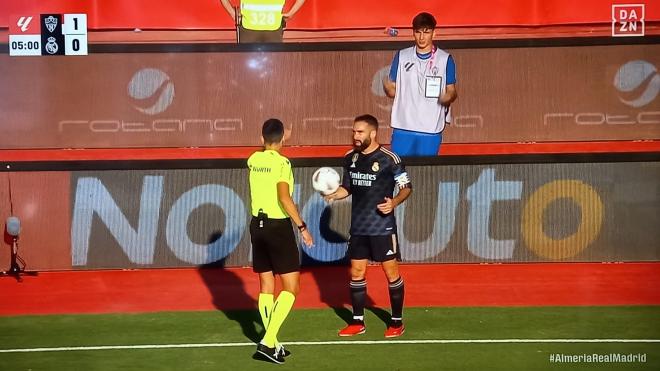 Sánchez Martínez amenaza a un recogepelotas durante el Almería-Real Madrid (Foto: DAZN).