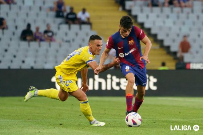 San Emeterio frena a Pedri en el Barcelona - Cádiz (Foto: LALIGA).