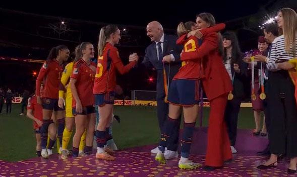 La Reina Letizia abraza a las jugadoras de España | Foto: Captura de la emisión de RTVE