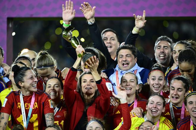 La Reina Letizia celebra el Mundial junto a las jugadoras de España