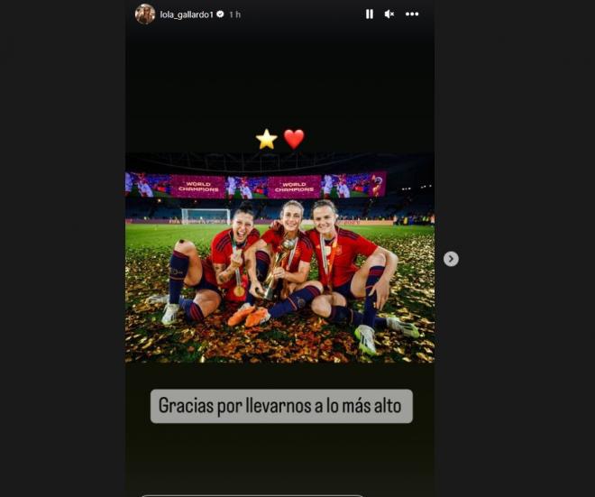 La felicitación Lola Gallardo a sus compañeras tras conseguir el Mundial. Fuente: Instagram Lola