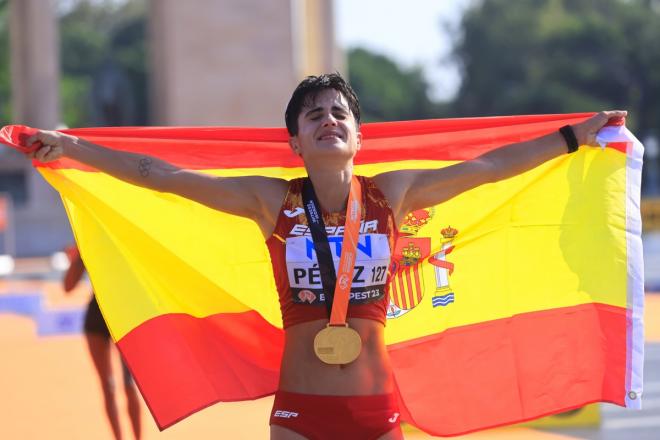 María Pérez celebra su oro en los 20 km. marcha (Foto: efe).