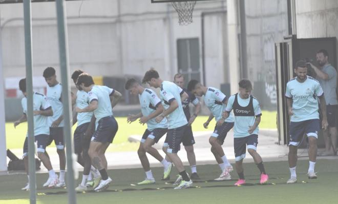 Los futbolistas del Real Betis en el entrenamiento (foto: Kiko Hurtado).