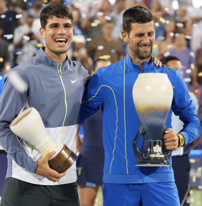 Carlos Alcaraz y Novak Djokovic con los trofeos del Masters 1000 de Cincinnati (Foto: cordon press)
