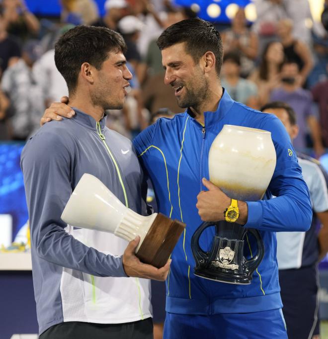 Carlos Alcaraz y Novak Djokovic, con los trofeos del Masters 1000 de Cincinnati (foto: cordon press).