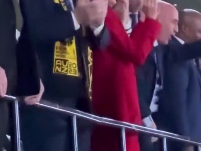 El gesto obsceno de Luis Rubiales al lado de reina Letizia: se lleva la mano a la entrepierna para