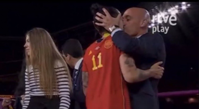 El beso de Luis Rubiales a Jenni Hermoso tras ganar España el Mundial.