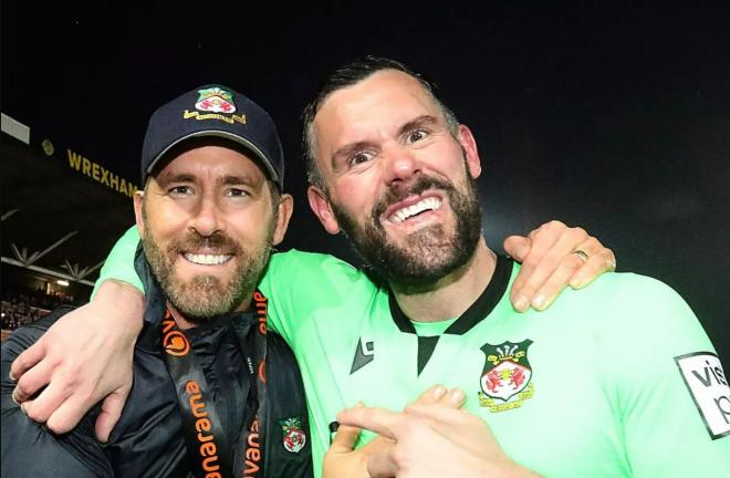 Ryan Reynolds y Ben Foster celebran el ascenso del Wrexham.