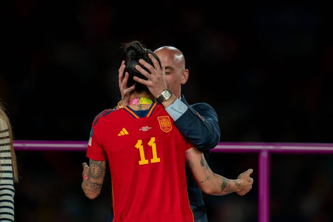 Luis Rubiales besa sin consentimiento a Jenni Hermoso en la final del Mundial (Foto: Cordon Press).