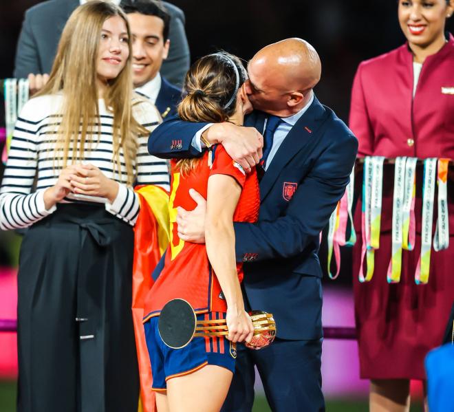 Luis Rubiales besa a Aitana Bonmatí en la final del Mundial femenino de fútbol (Foto: Cordon Press).