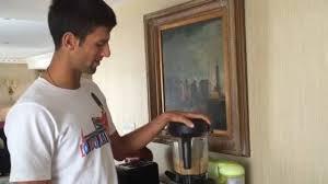 Djokovic preparándose un smoothie por la mañana.