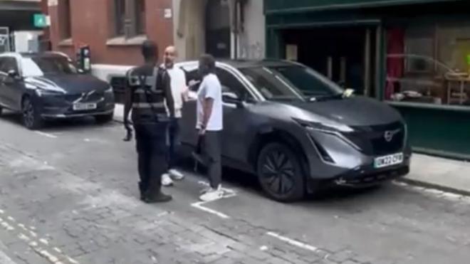 El momento en el que multan a Pep Guardiola por aparcar mal (Redes sociales)