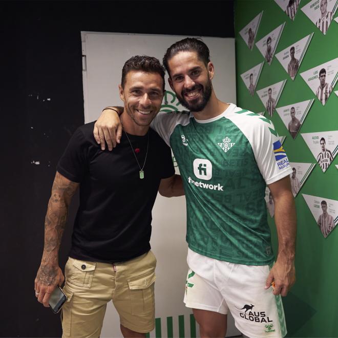 Rubén Castro e Isco tras el partido entre el Real Betis y el Atlético de Madrid (Foto vía: Real Betis)