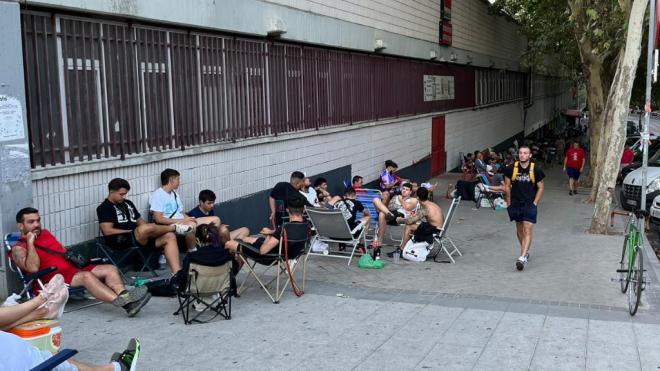 Aficionados del Rayo duermen a las puertas del estadio para conseguir un abono: no hay venta online