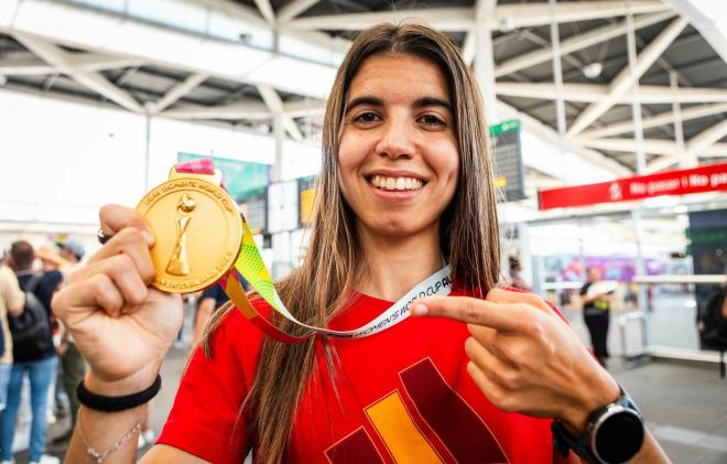 Alba Redondo posa con su medalla de campeona del mundo.
