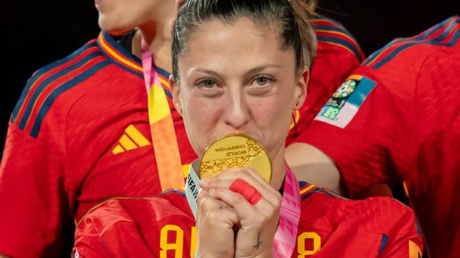 Jenni Hermoso besa la medalla de campeona del Mundo en Sydney