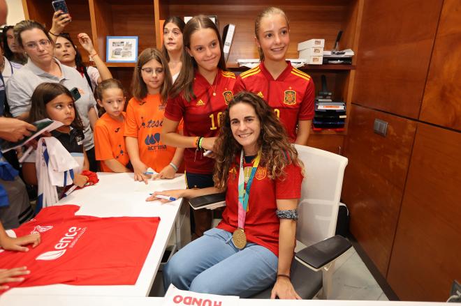 Tere Abelleira firmando autógrafos (Foto: RFGF).