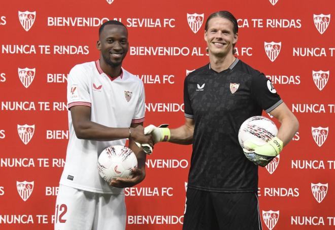 Lukebakio y Nyland, en su presentación con el Sevilla (Foto: SFC).