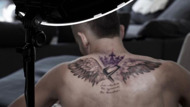 Ferrán Torres y la resurrección del 'Ave Fénix': se tatúa una alas con un guiño a Ibai Llanos