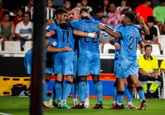 El Levante celebra el gol de Kochorashvili en Cartagena que dio la victoria en la primera vuelta (Foto: LUD).