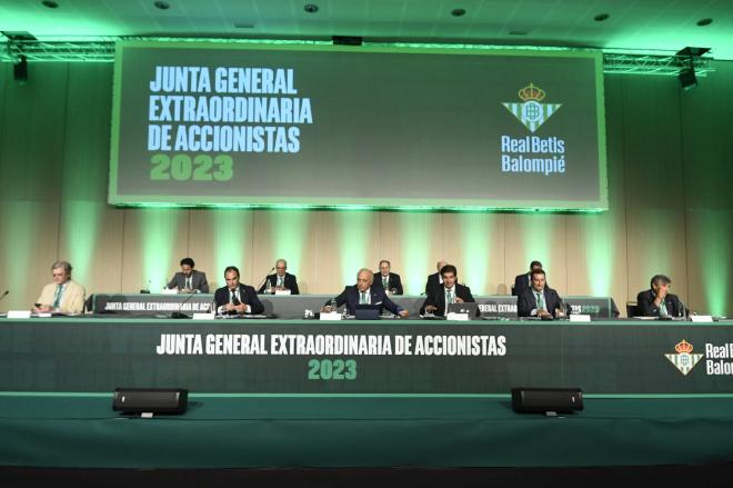 La mesa de la Junta Extraordinaria del Betis 2023 (Foto: Kiko Hurtado).