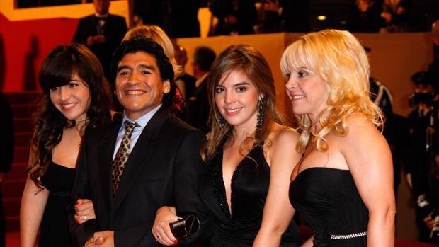 Las hijas de Maradona inician una 'guerra' tras su muerte: 