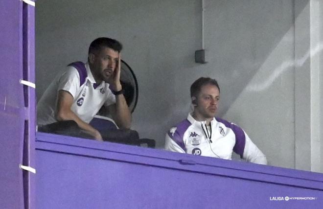 Pezzolano observa el Valladolid - Alcorcón desde el palco (Foto: LALIGA).