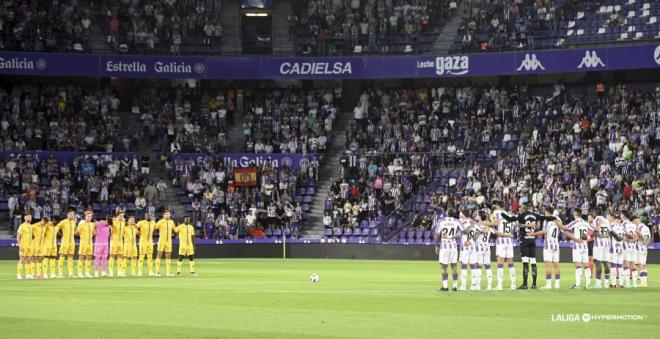 Minuto de silencio de los jugadores del Real Valladolid ante el Alcorcón.