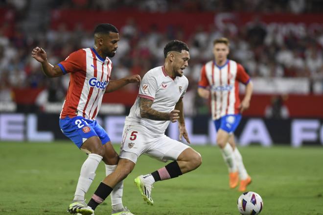 Ocampos, ante el Girona (Foto: Kiko Hurtado)