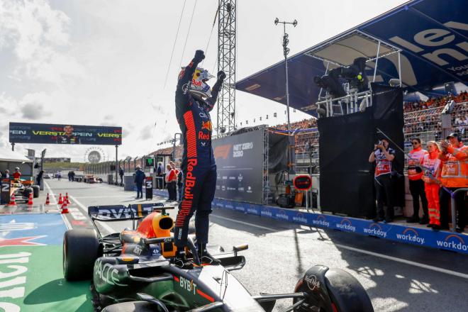 Verstappen celebra su pole en el GP de los Países Bajos (FOTO: EFE).