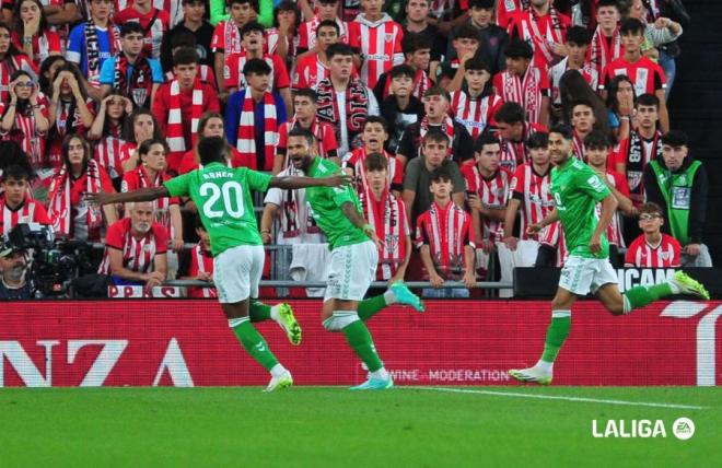 El BEtis celebra uno de sus goles en San Mamés la pasada temporada (Foto: LALIGA).