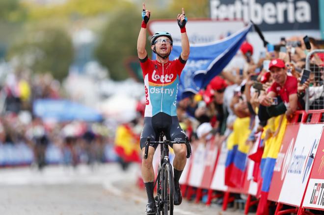 Andreas Kron celebra su triunfo en La Vuelta 2023.