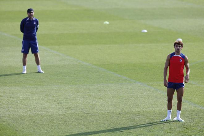 Diego Pablo Simeone observa a Joao Félix en una sesión del Atlético de Madrid (Foto: EFE).
