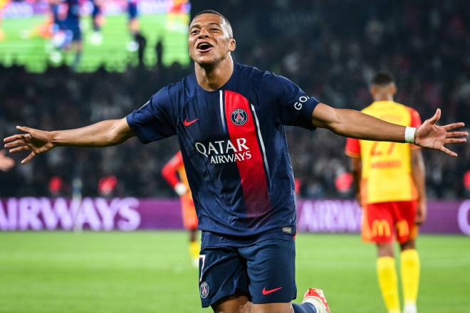 Kylian Mbappé celebra uno de sus goles ante el Lens con el Paris Saint Germain (FOTO: Cordón Press).