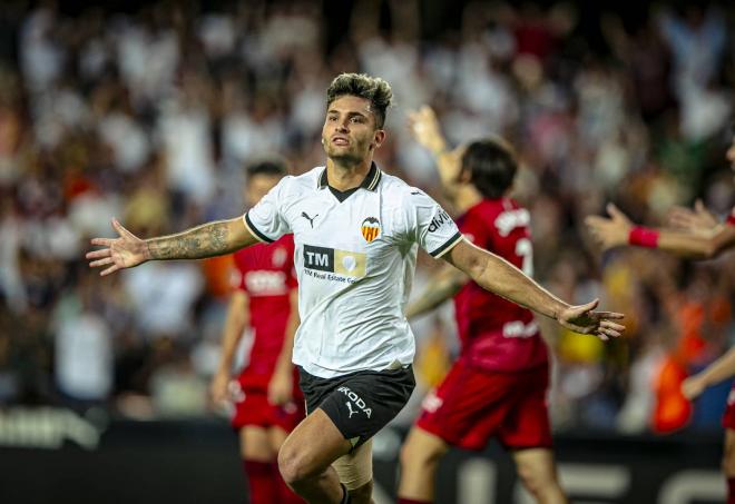 Hugo Duro celebra su gol ante el CA Osasuna. Es fijo en el once titular (Foto: Valencia CF).