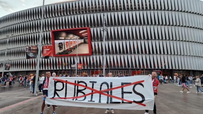 Gaizka 'Txabita' Atxa exhibe la pancarta contra Luis Rubiales delante del campo de San Mamés.