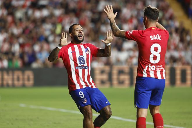 Memphis Depay celebra en Vallecas su gol en el Rayo-Atlético (Foto: EFE).