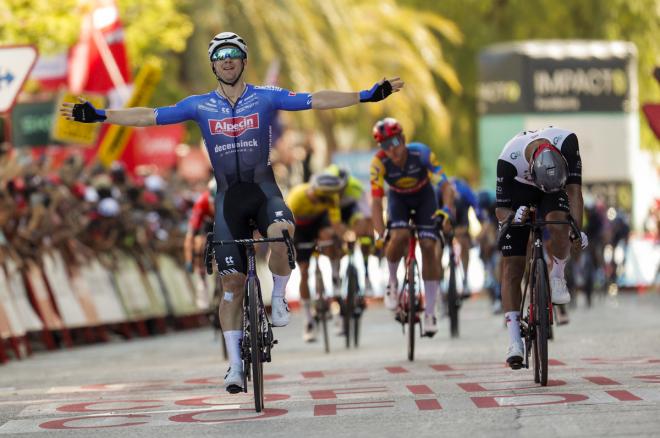 Kaden Groves celebra su triunfo en Tarragona en La Vuelta (Foto: EFE).