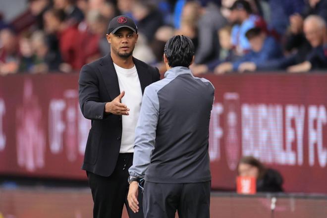 Kompany saluda a Unai Emery en un partido de la Premier League. Fuente: Cordon Press.