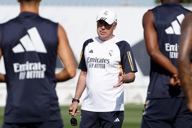 Carlo Ancelotti da órdenes en un entrenamiento (Foto: Real Madrid).