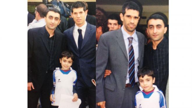 Vahan, junto a su padre y los exdeportivistas Valerón y Luque en un partido de España en Armenia en 2003