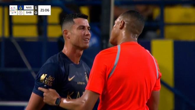 Cristiano discute con el árbitro.