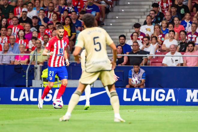 Yannick Carrasco conduciendo un balón en el Atlético-Granada (Foto: Cordon Press).