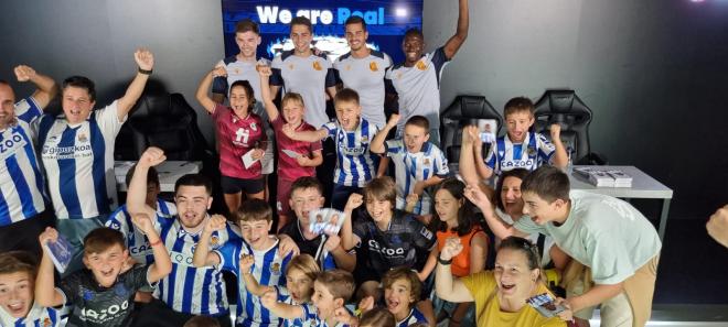 Los fichajes de la Real Sociedad posan con los jóvenes aficionados (Foto: DMQ Real Sociedad).