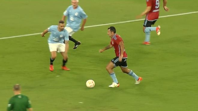 Figo controla un balón en el Partido de Leyendas.